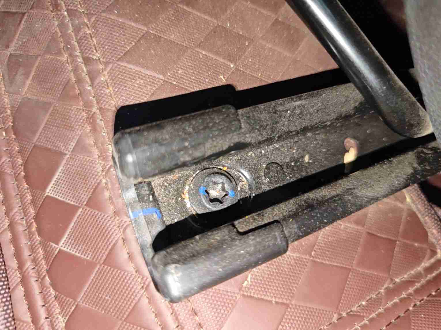 左前座椅滑轨拆卸痕迹实拍