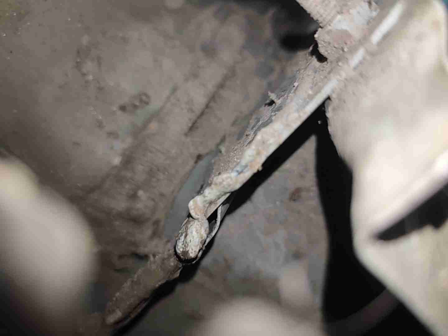 右侧底边梁胶体开裂检测实拍