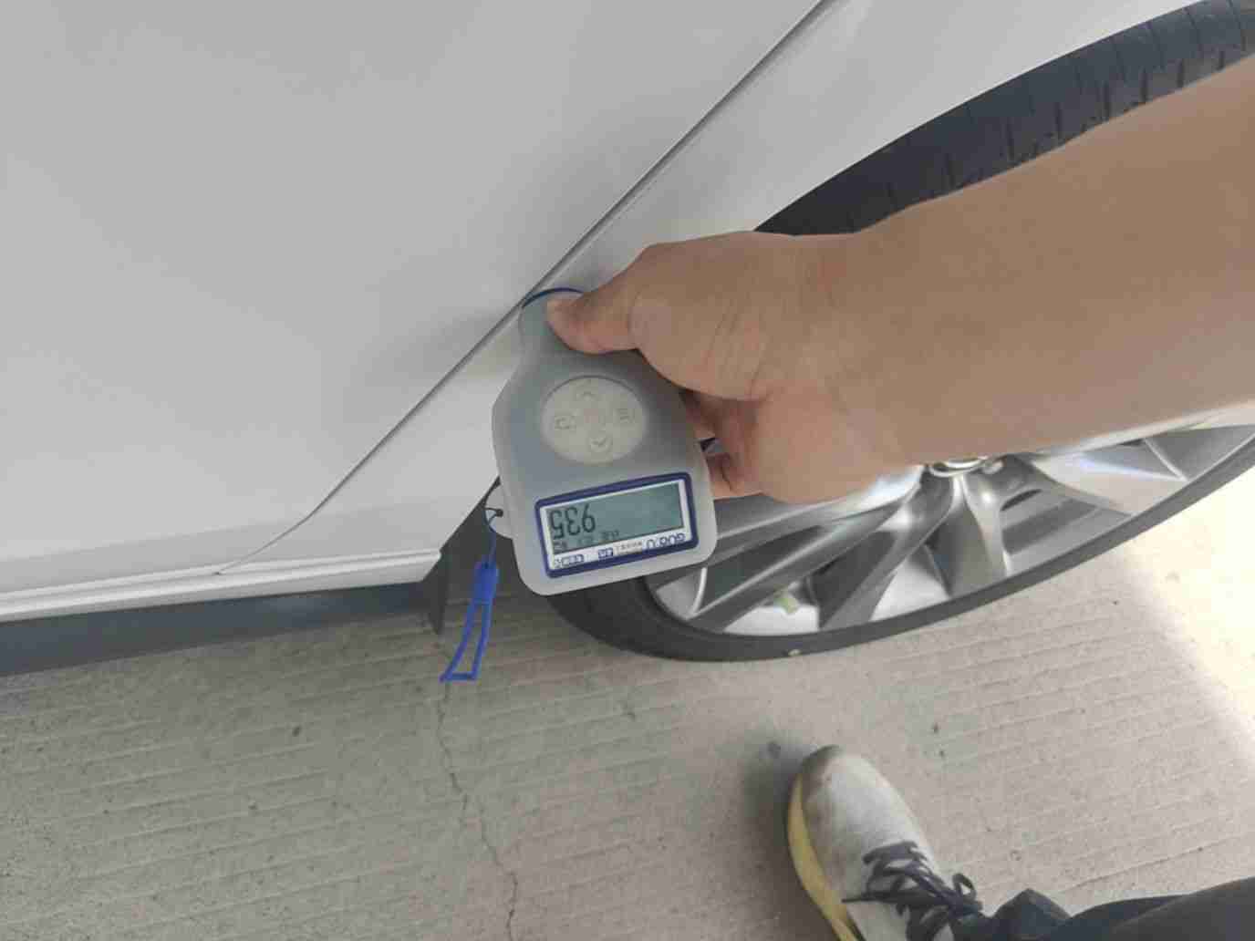左后翼子板钣金修复痕迹实拍