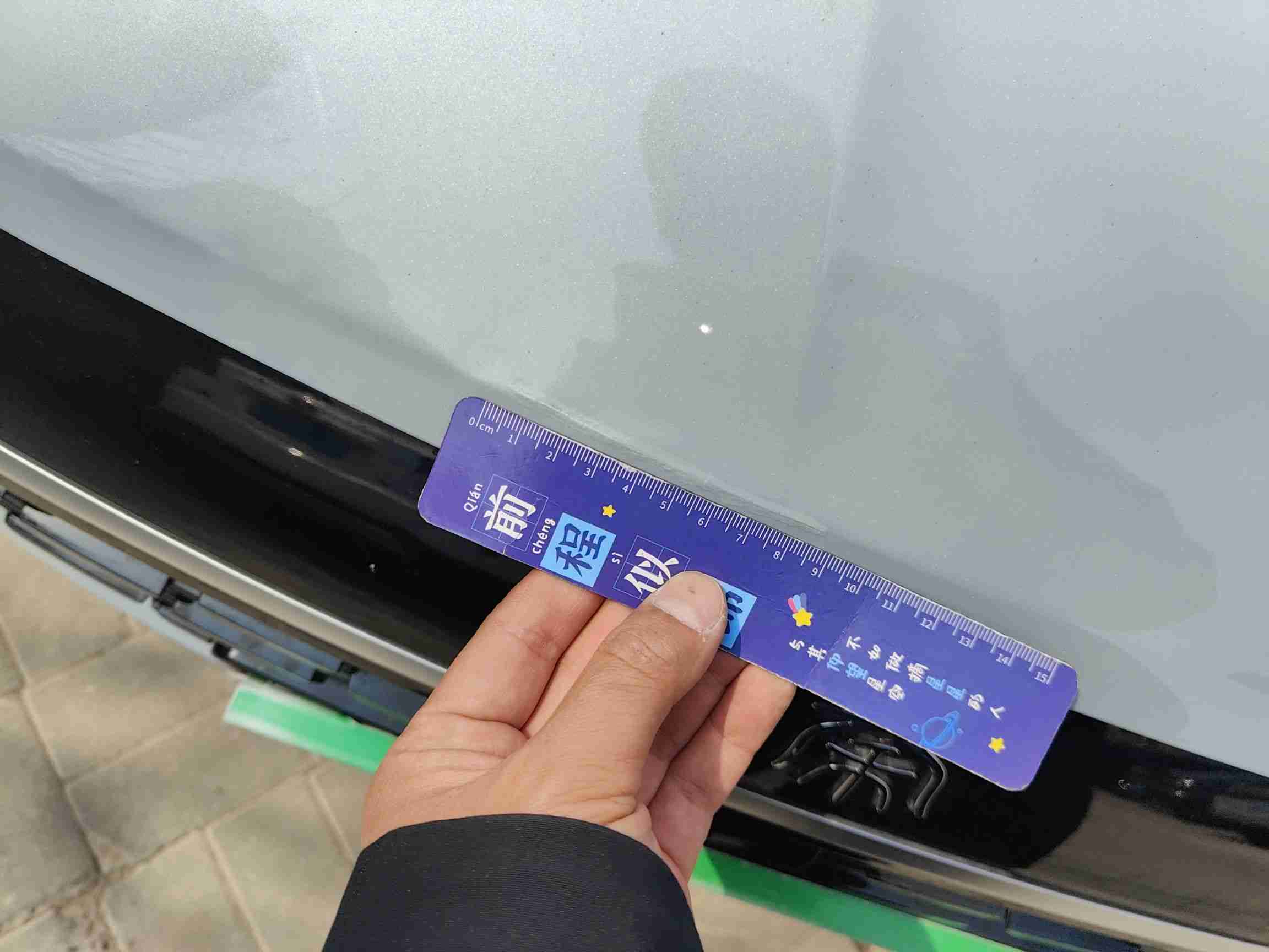 发动机舱盖漆面损伤与凹陷实拍