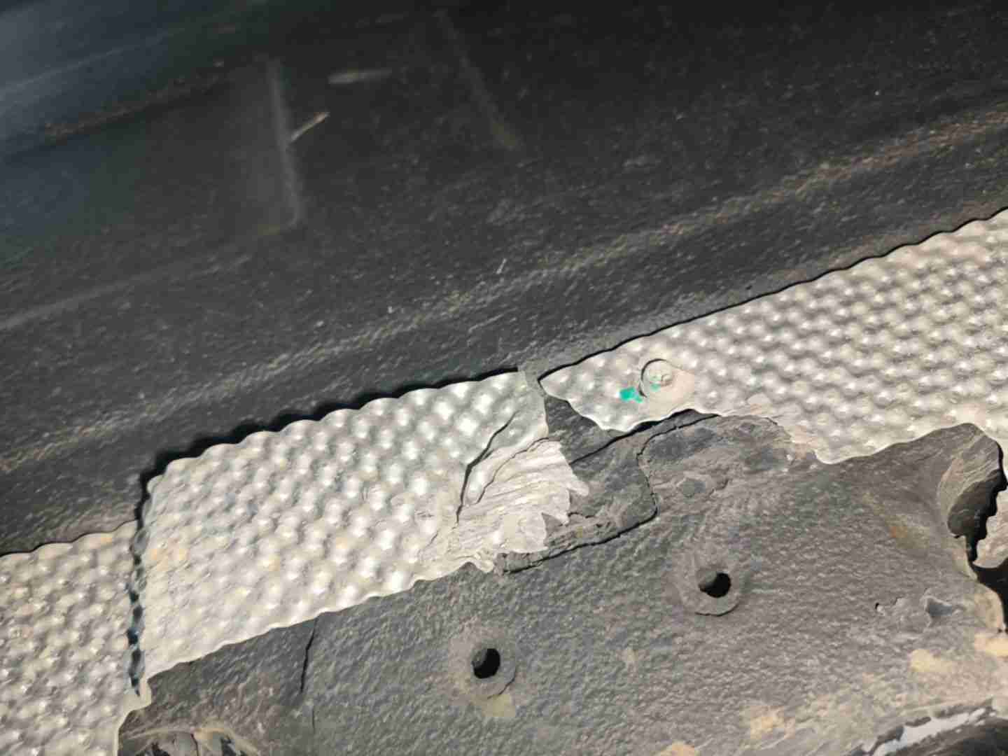 动力电池箱底板剐蹭情况实拍