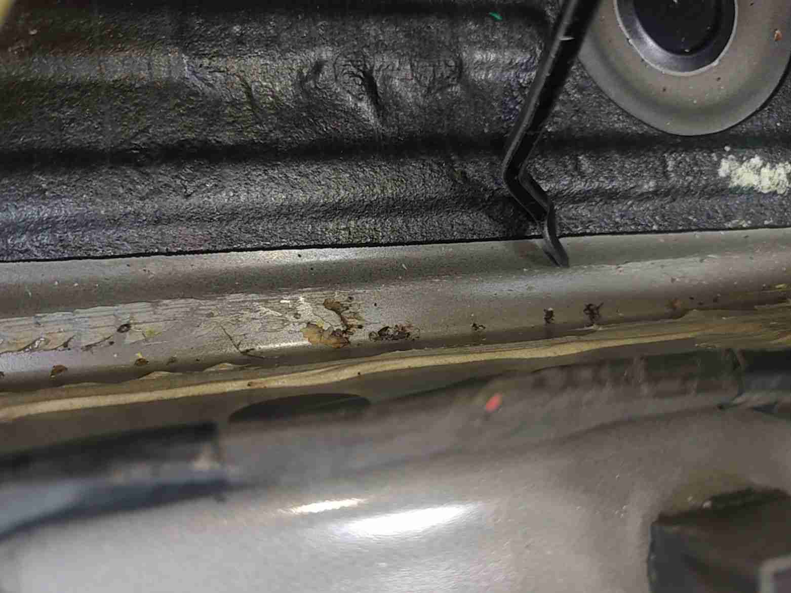 右侧门槛梁内侧空腔泥沙痕迹实拍
