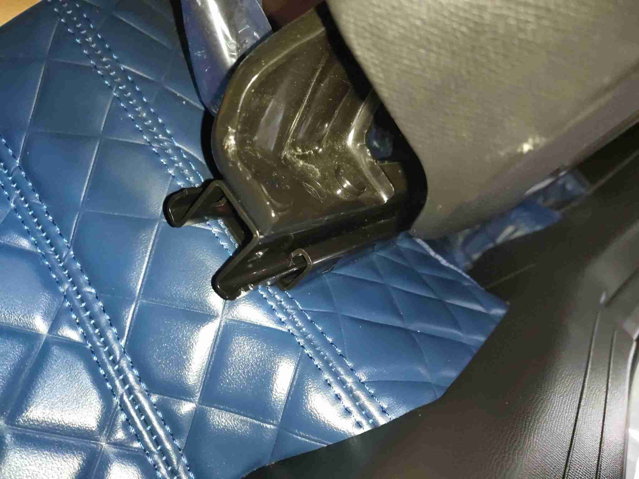 左前座椅滑轨拆卸痕迹实拍