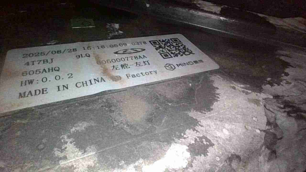 左前大灯更换痕迹实拍