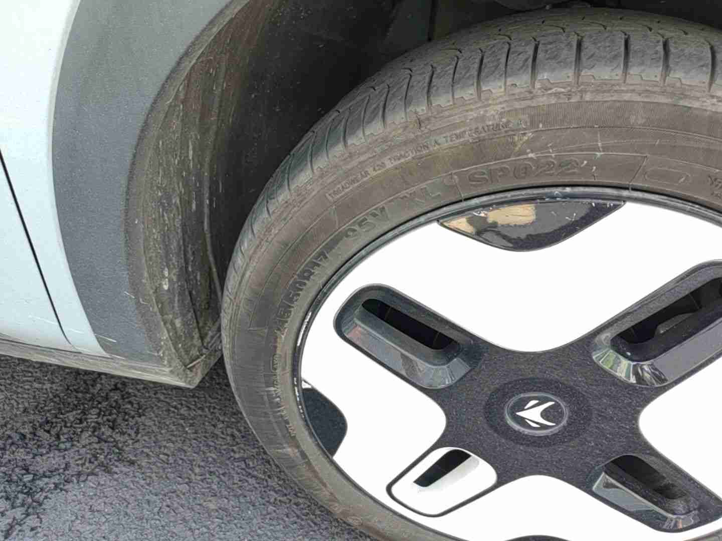 右前轮毂表面损伤实拍