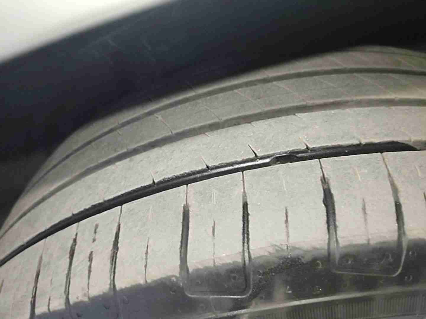 左前轮胎磨损情况实拍