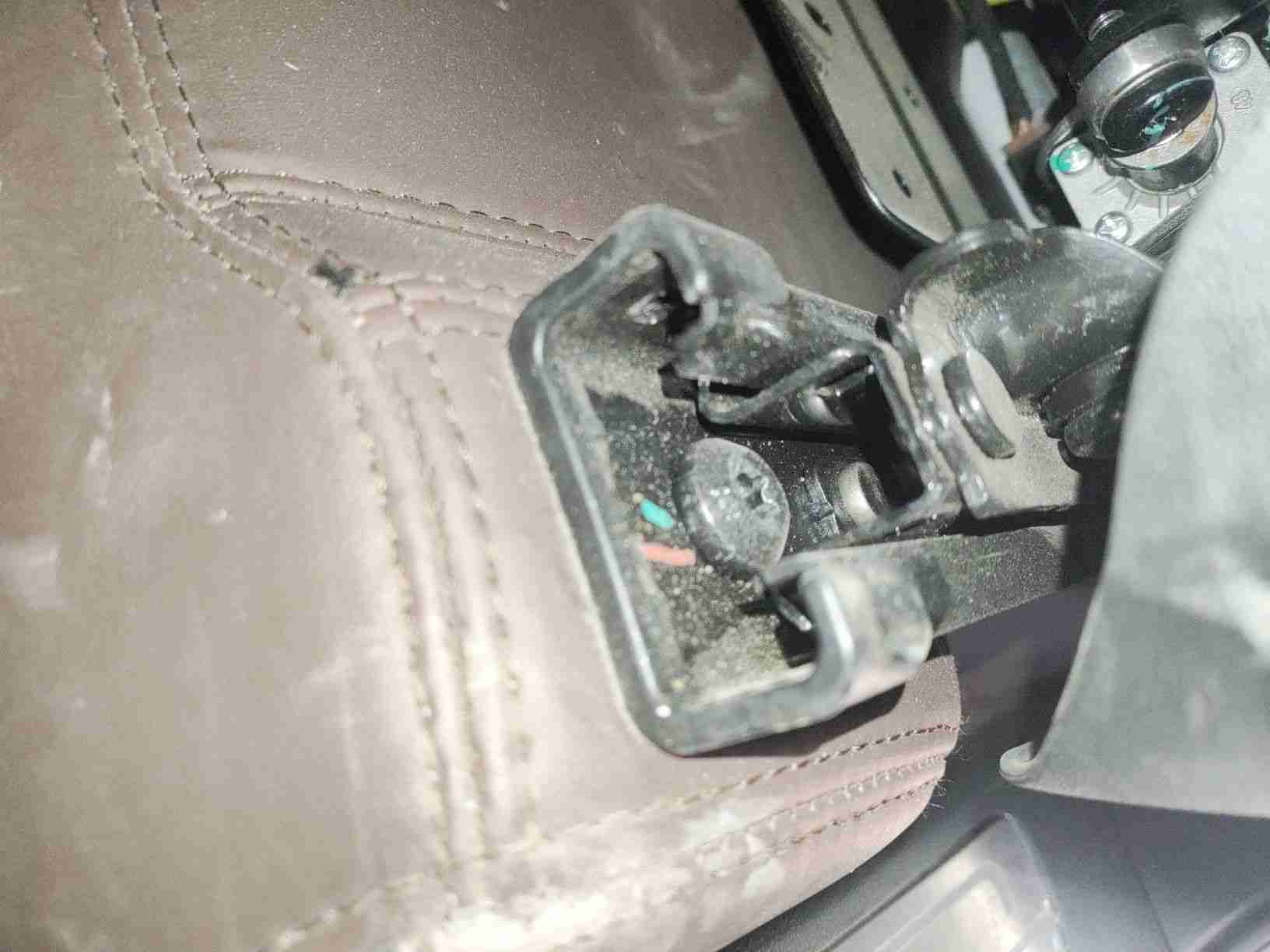 左前座椅滑轨拆卸痕迹实拍