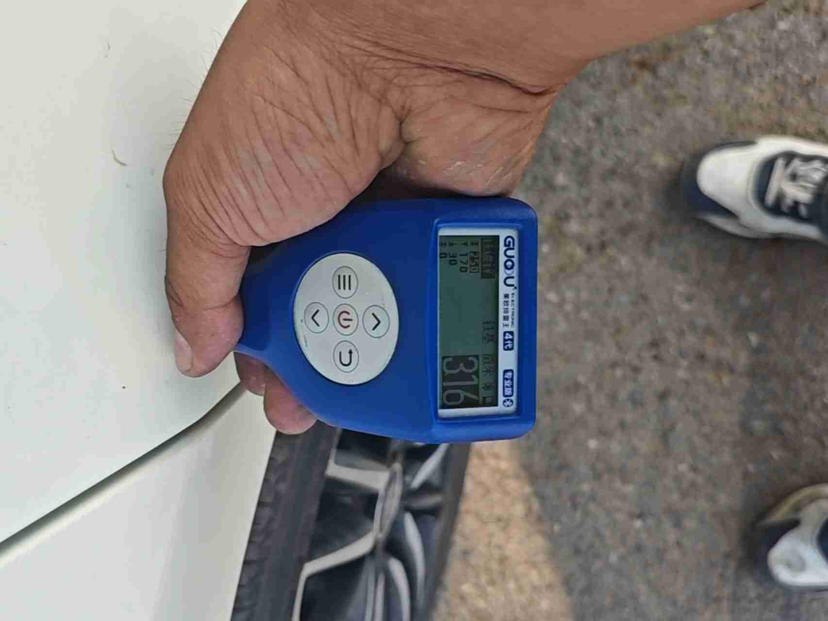 右侧后门漆面钣金实拍