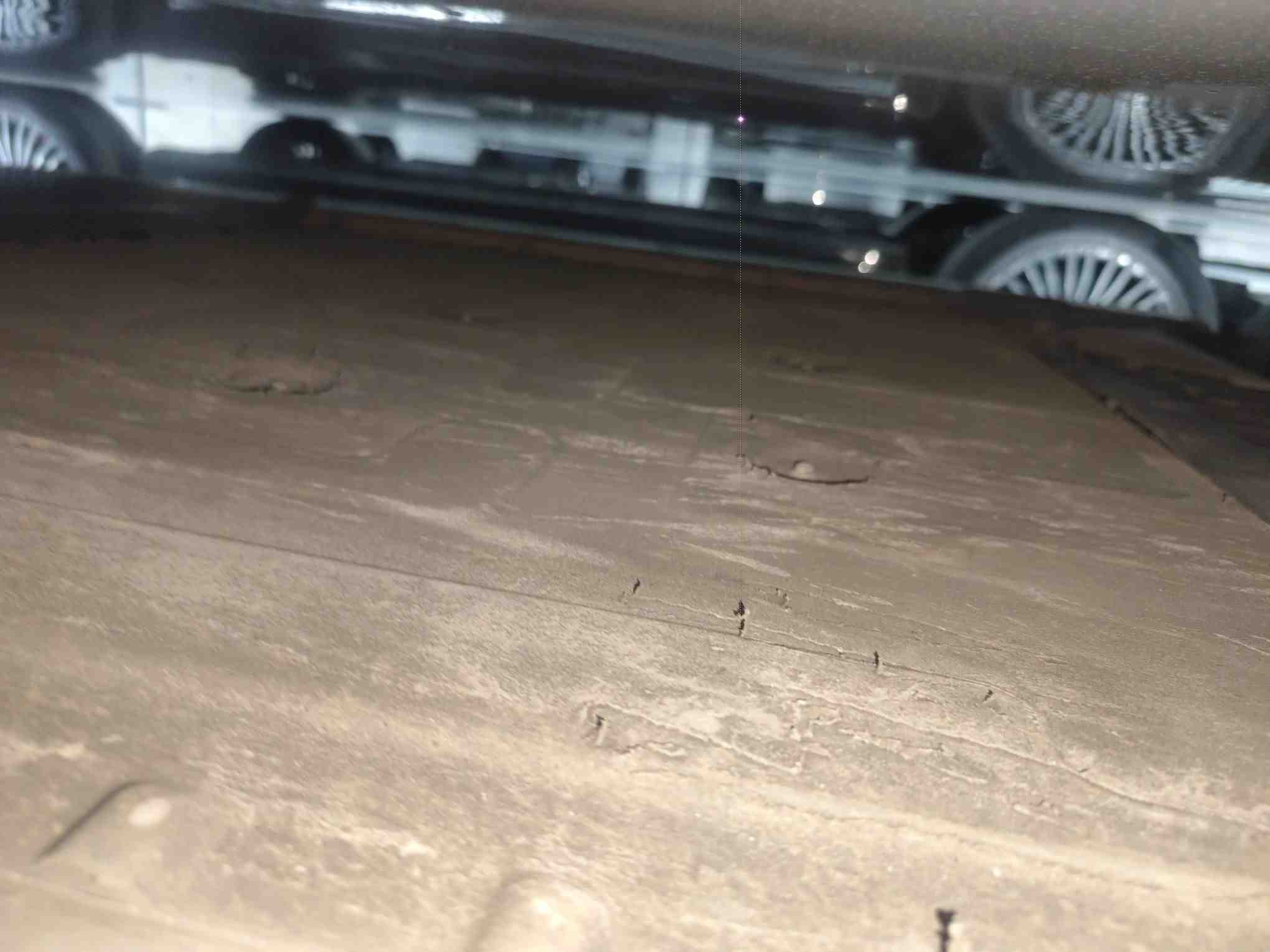 动力电池箱底护板剐蹭实拍