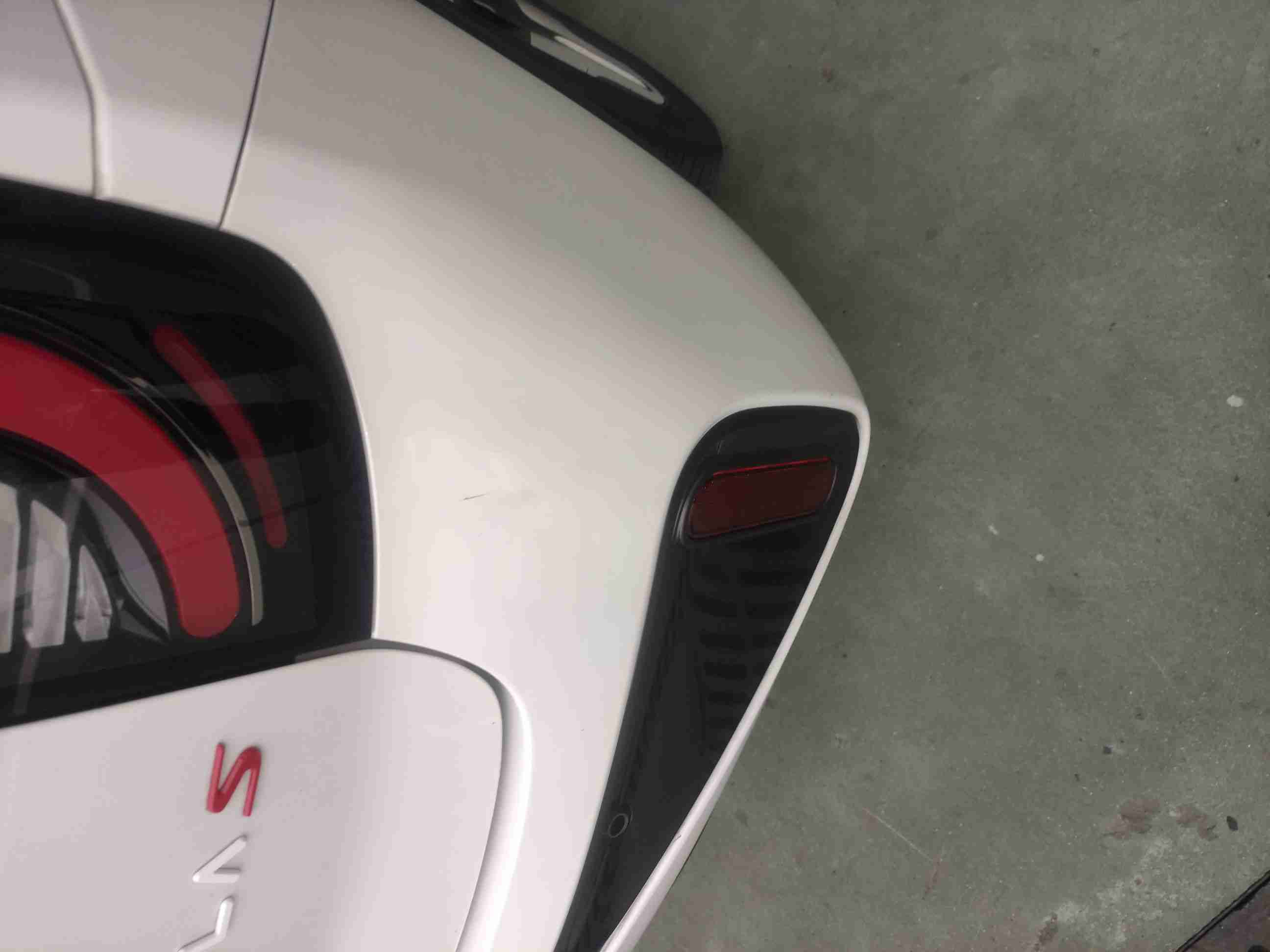 后保险杠安装轻微异常实拍