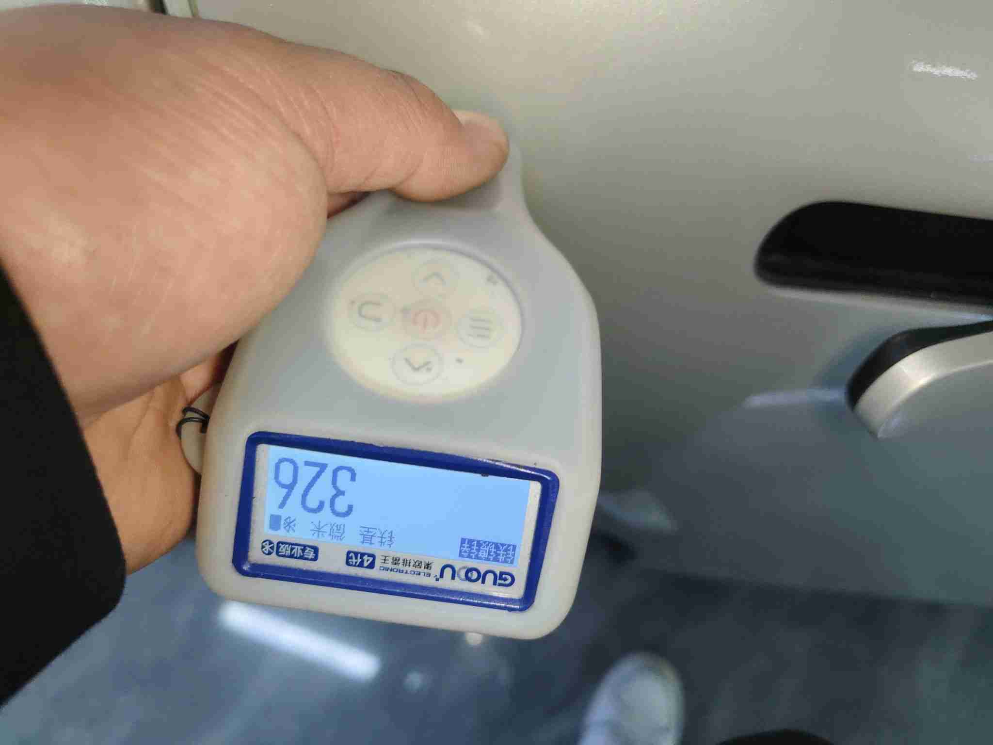 右侧后门漆面钣金修复痕迹实拍