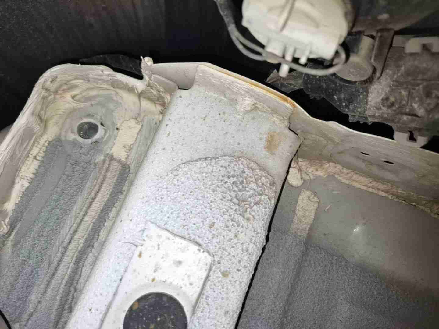 左后纵梁轻微变形实拍