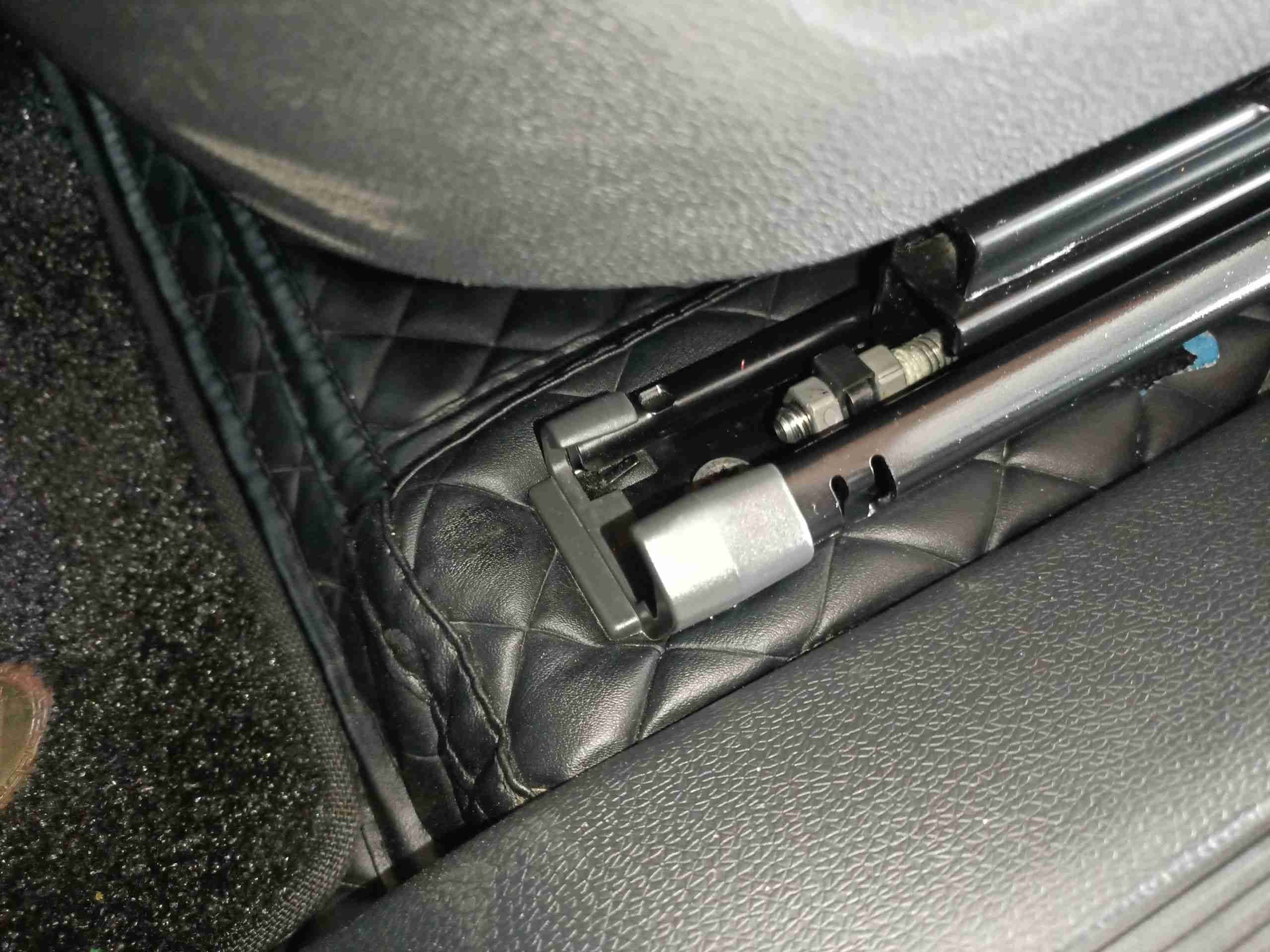 左前座椅滑轨拆卸痕迹实拍