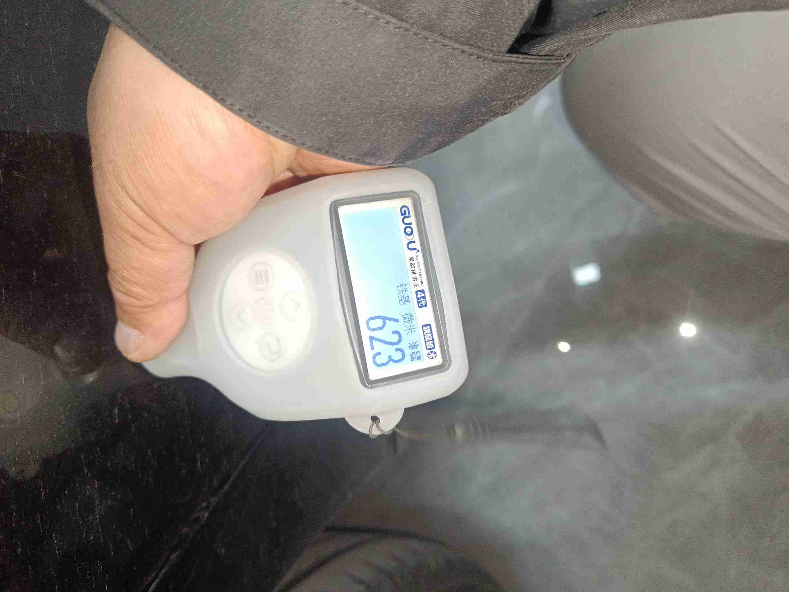 右后门钣金修复痕迹实拍