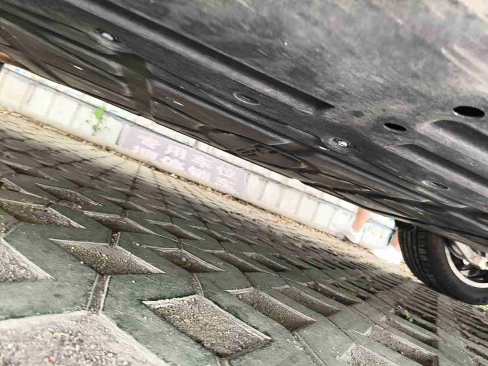动力电池箱底护板剐蹭实拍
