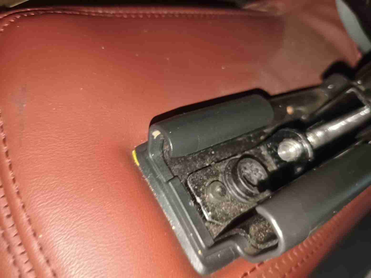 左前座椅滑轨拆卸痕迹实拍