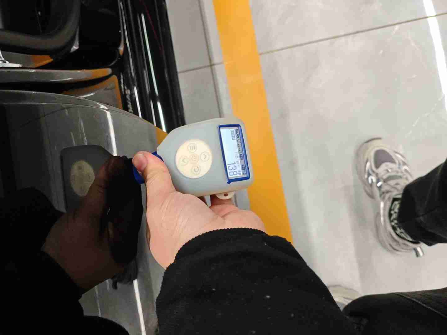 右侧后门漆面修复痕迹实拍