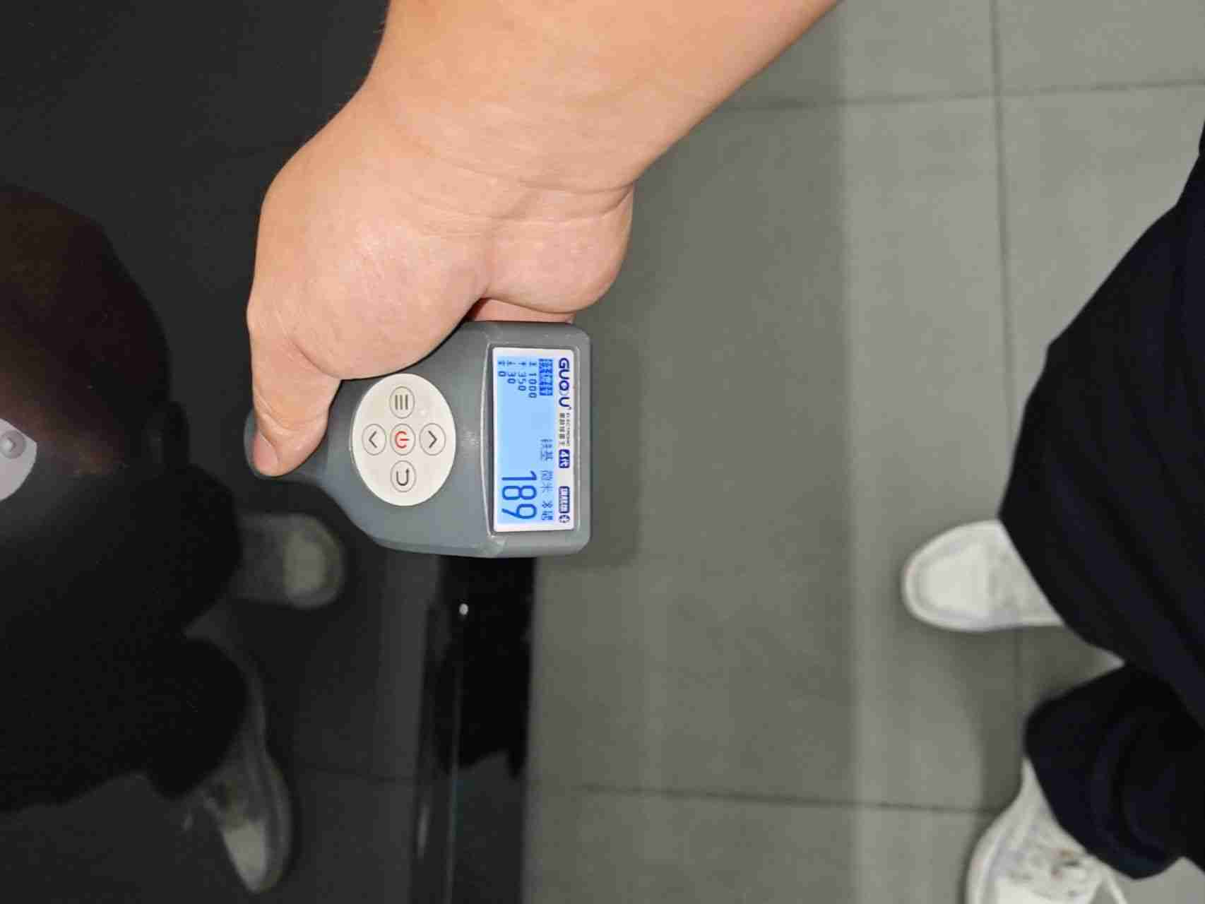 右前门漆面修补痕迹实拍