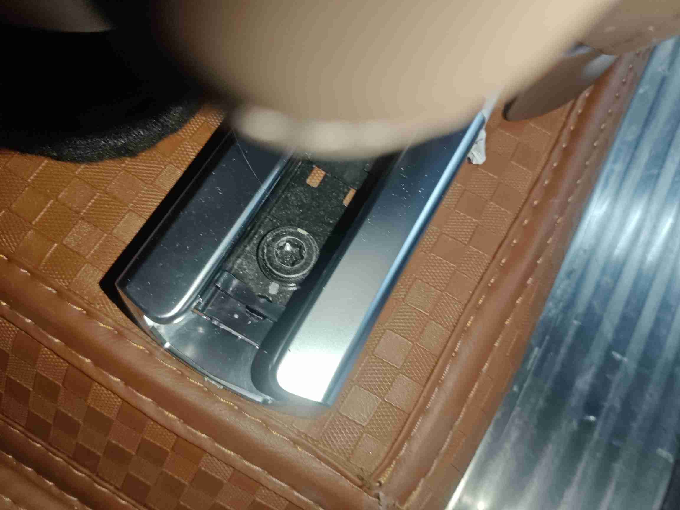 左前座椅滑轨拆卸痕迹实拍