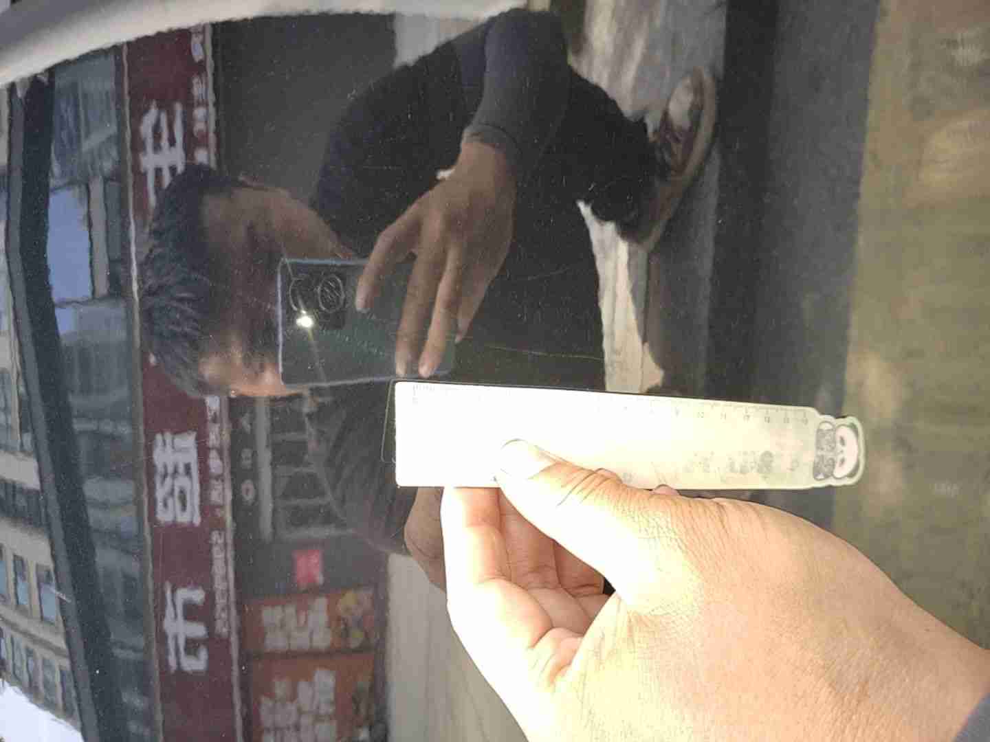 左侧后门漆面损伤实拍（未漏底漆）