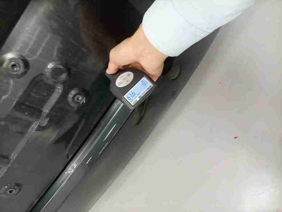 后备箱盖更换喷漆痕迹实拍