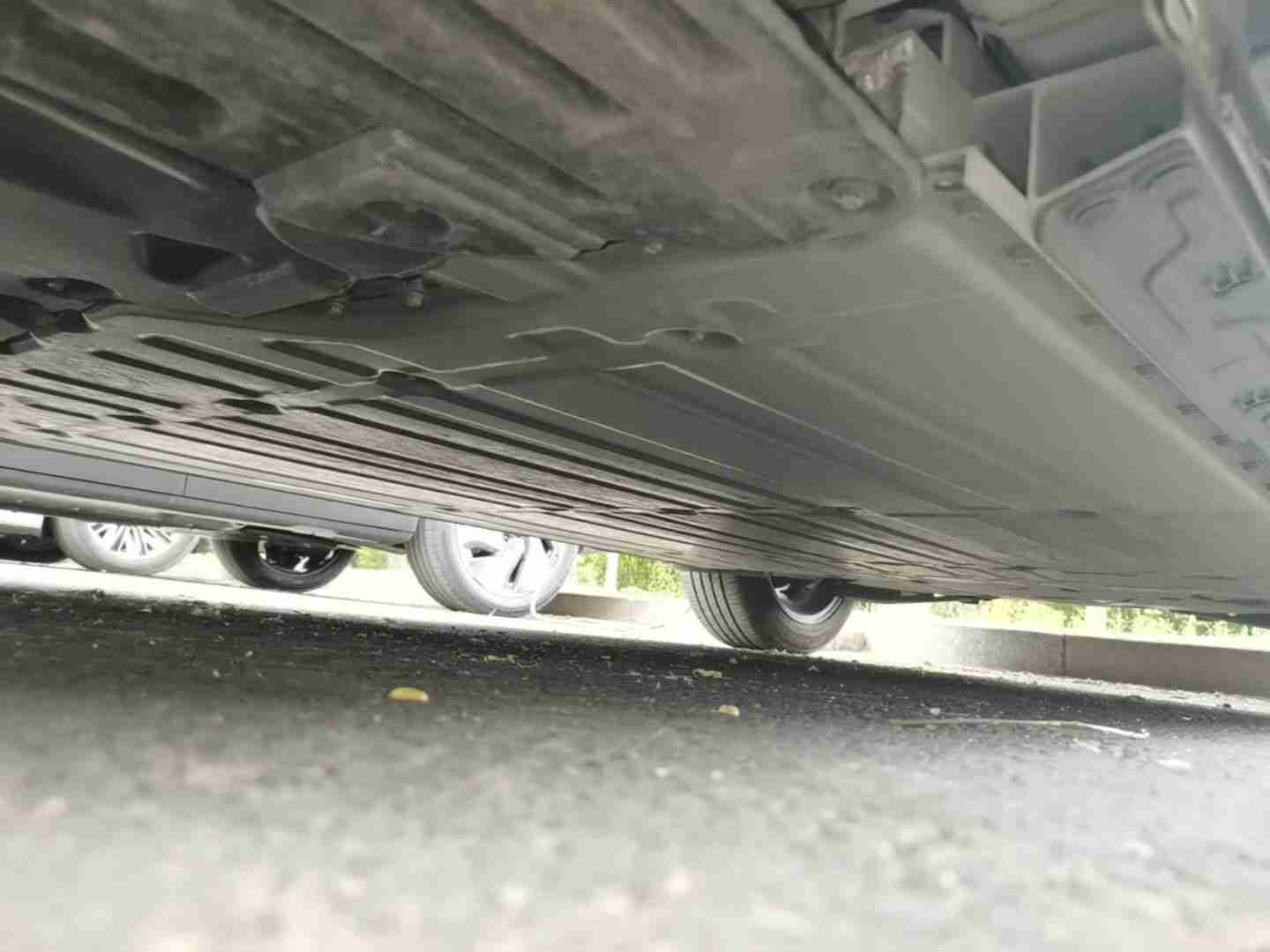 底盘护板轻微剐蹭痕迹实拍