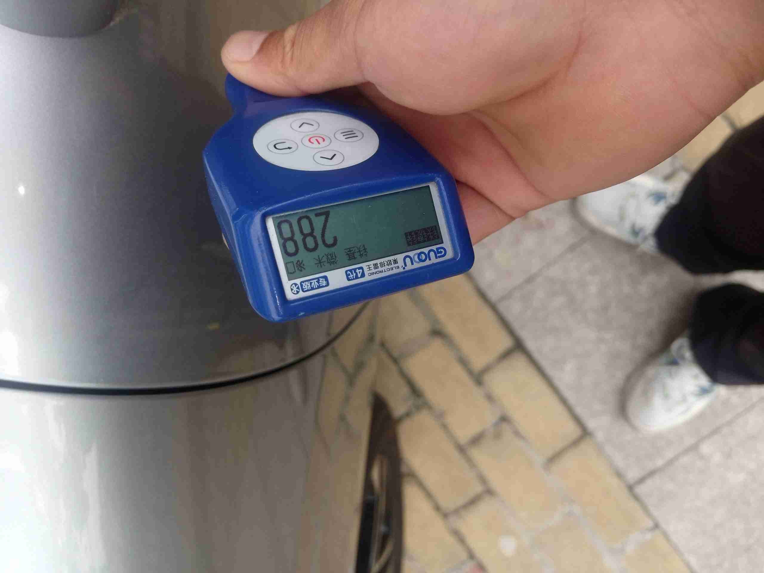 左前门钣金修复痕迹实拍