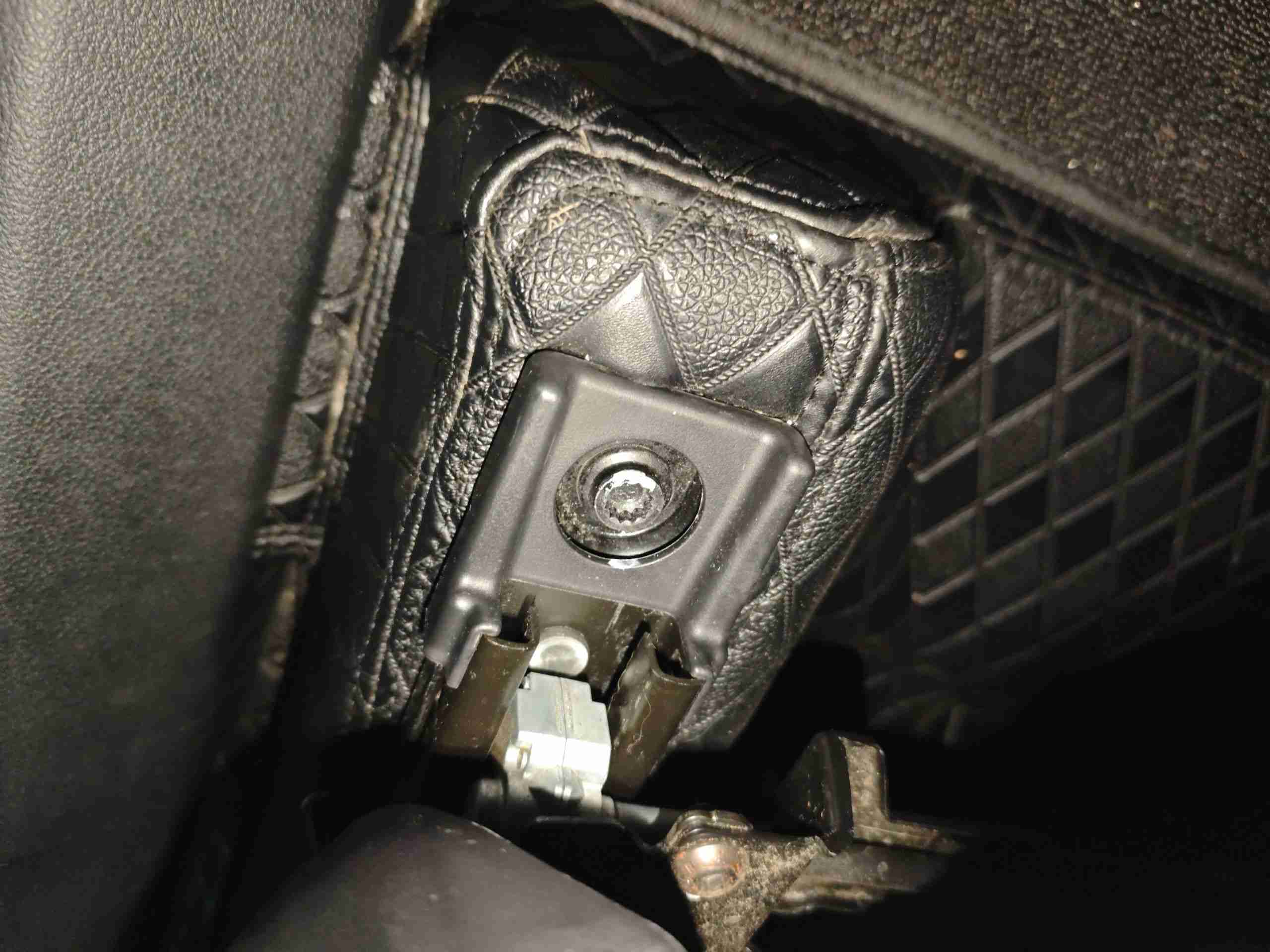 左前座椅滑轨拆卸痕迹实拍