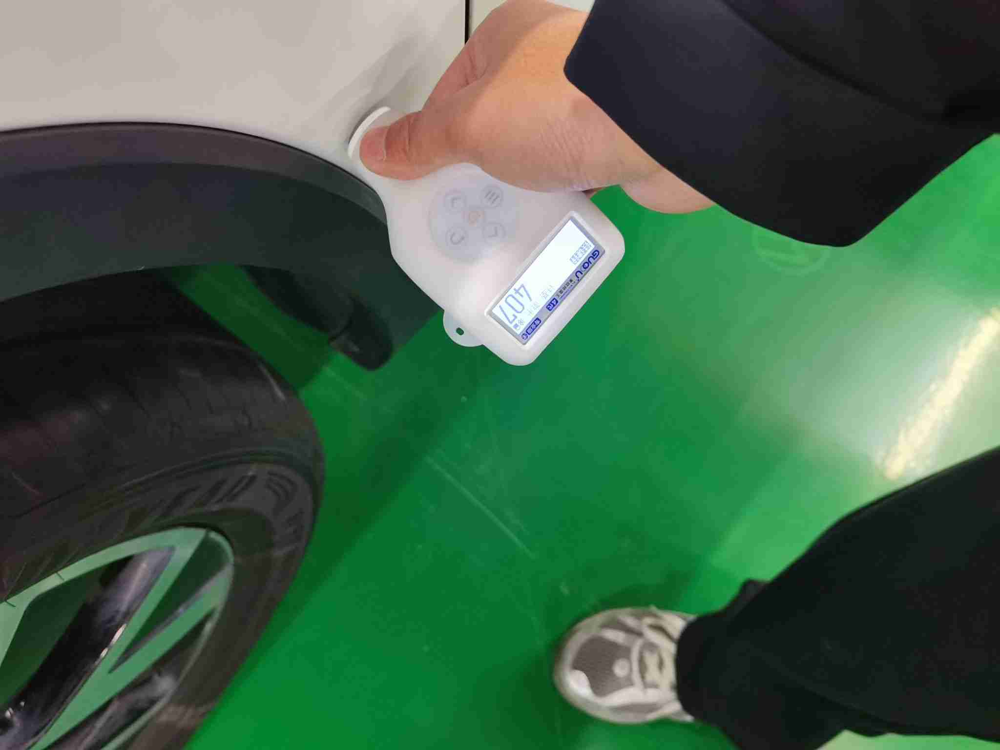 左前翼子板钣金修复痕迹实拍