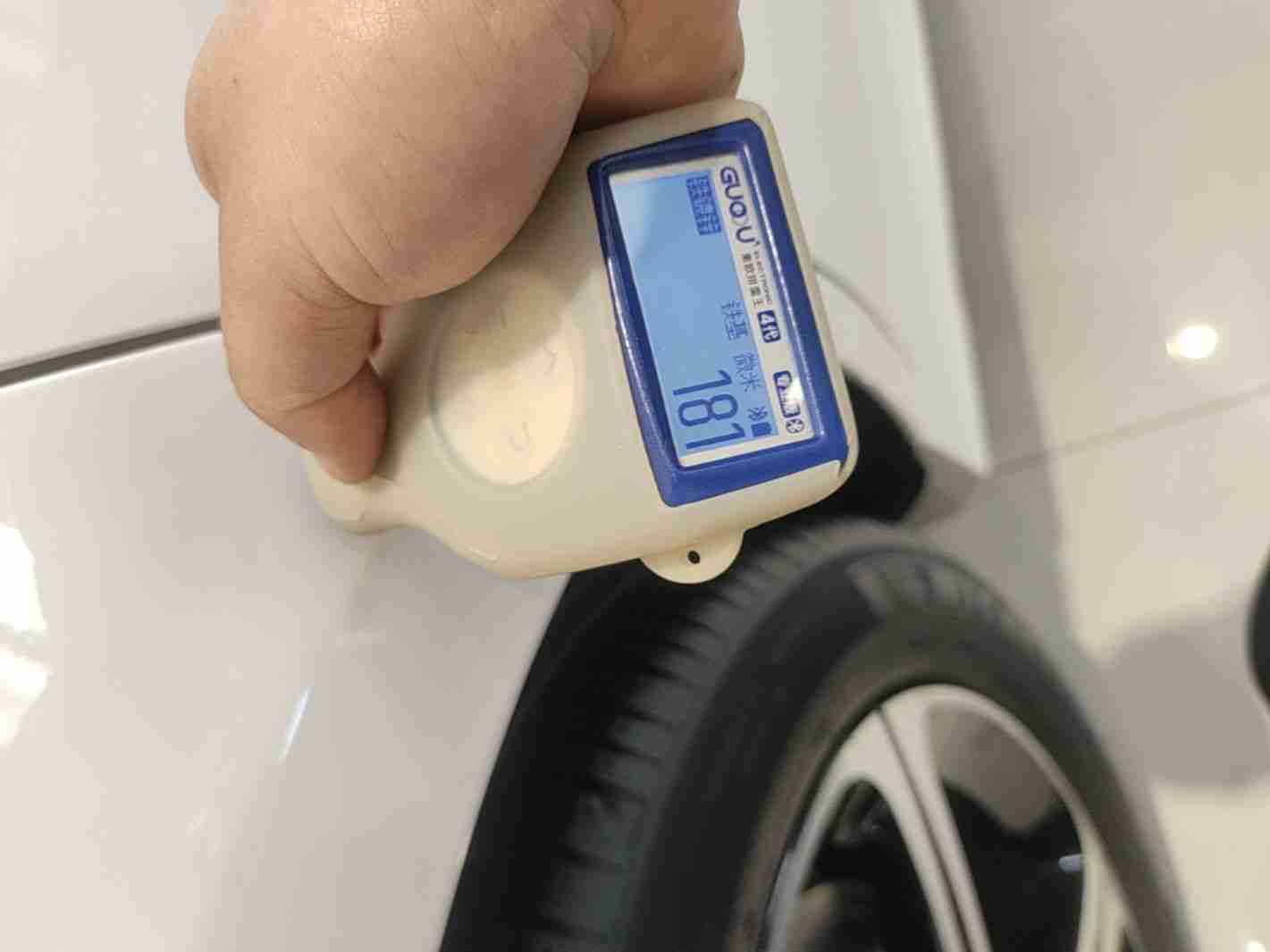 右后翼子板漆面修复情况实拍