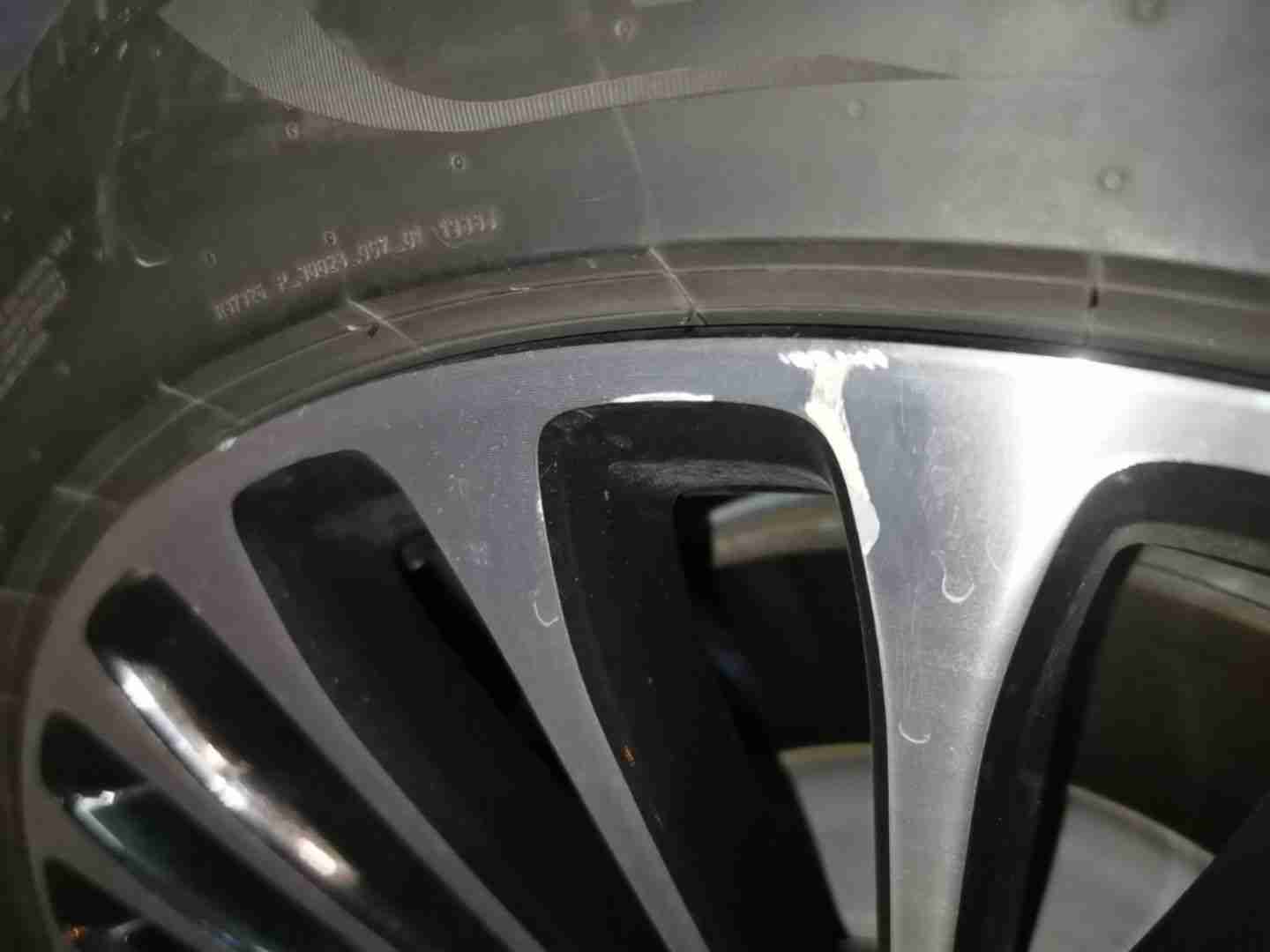 左前轮毂表面轻微划伤实拍