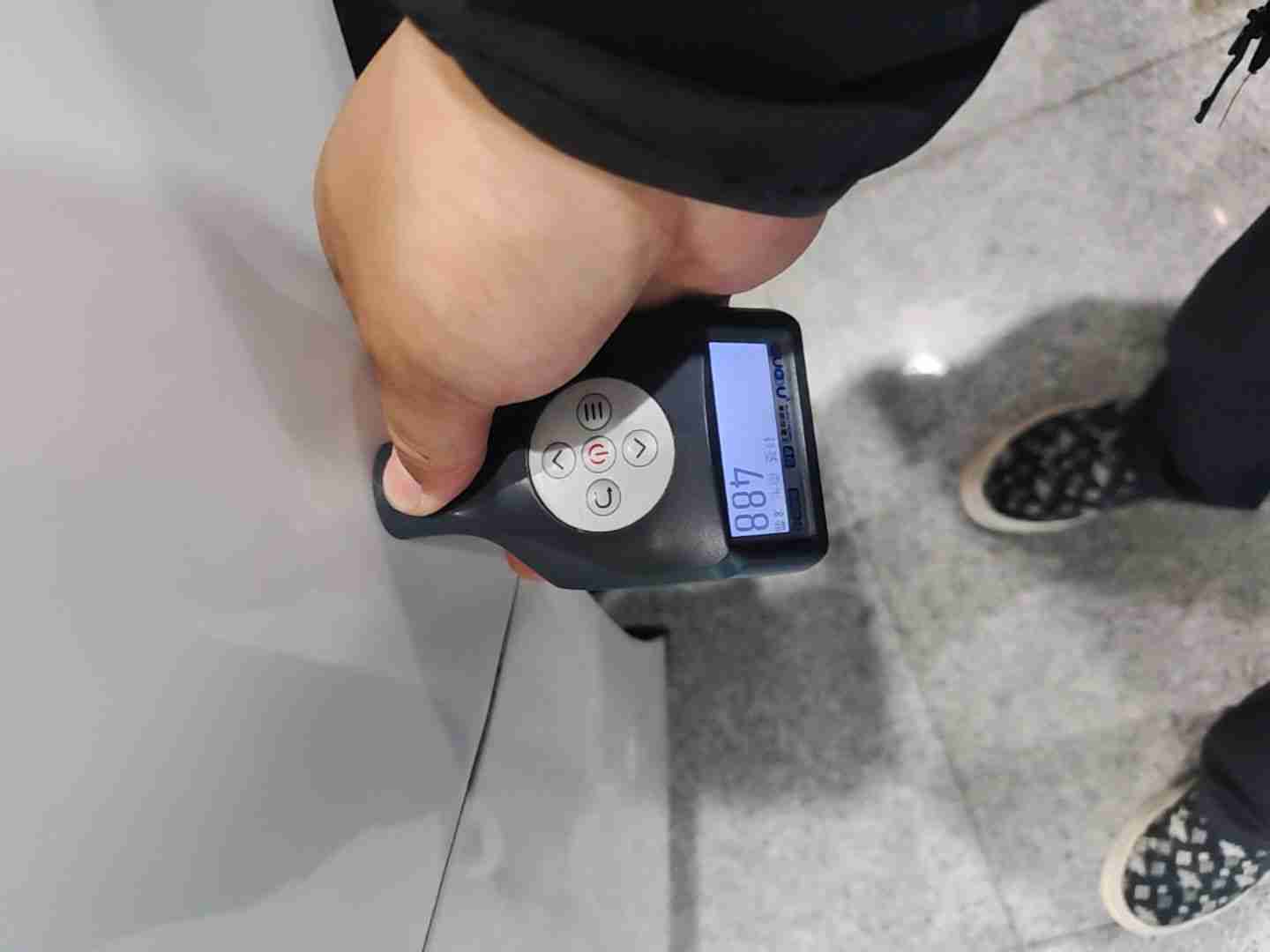 右后翼子板钣金修复痕迹实拍