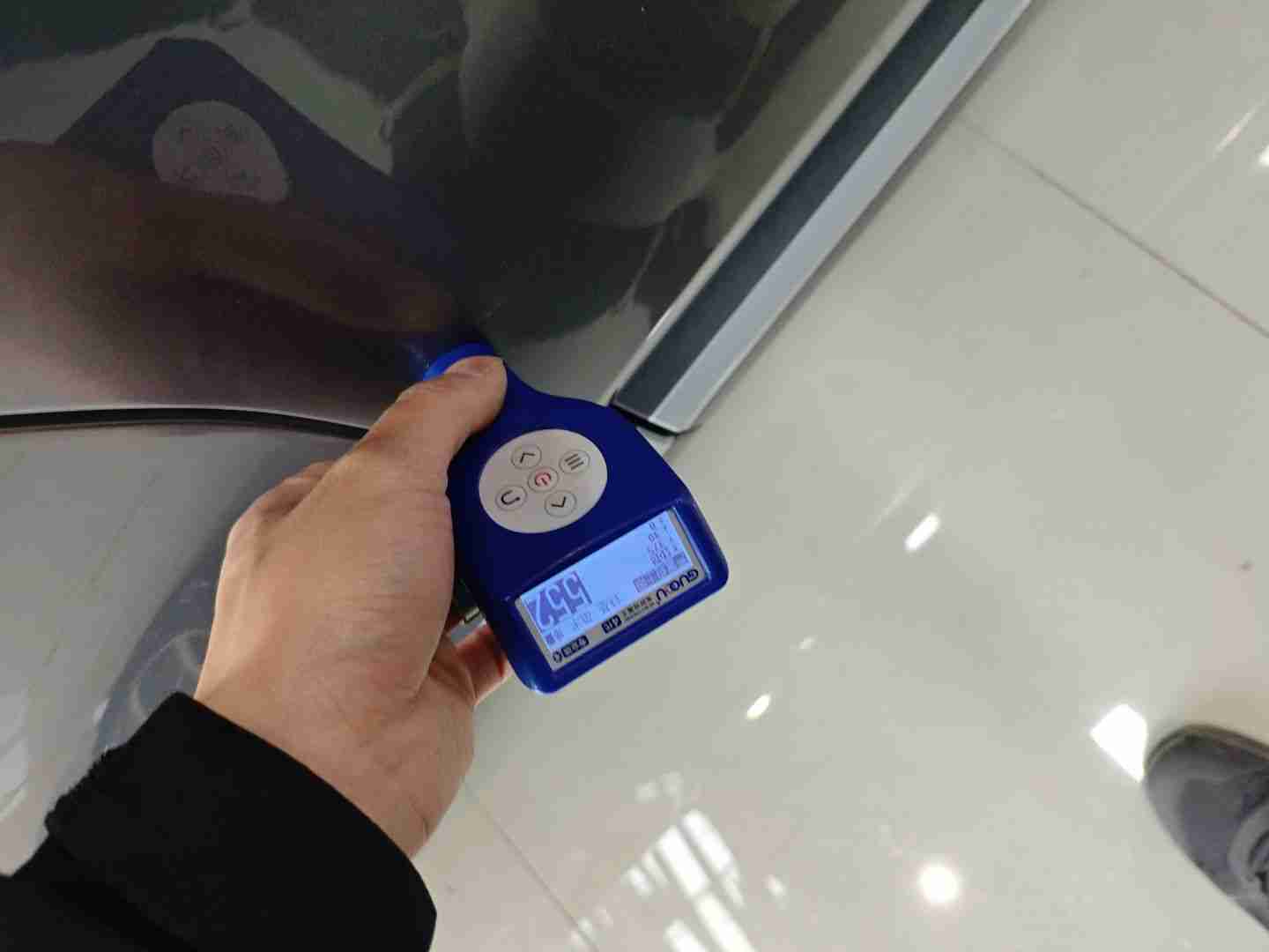 右侧前门漆面钣金修复痕迹实拍