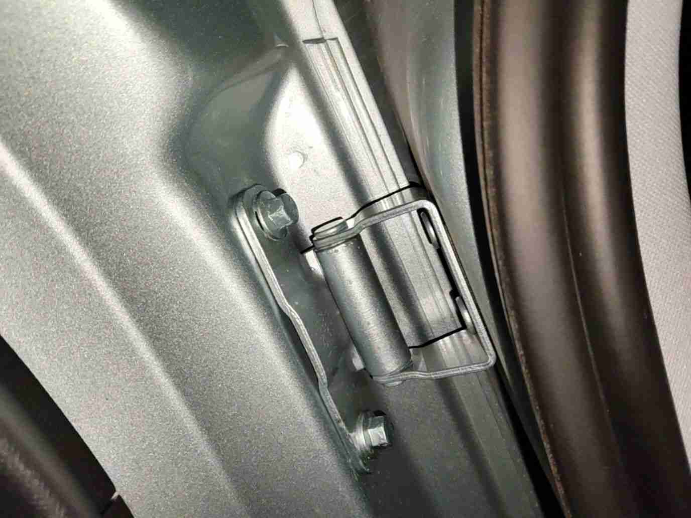 后备箱盖铰链拆卸痕迹实拍