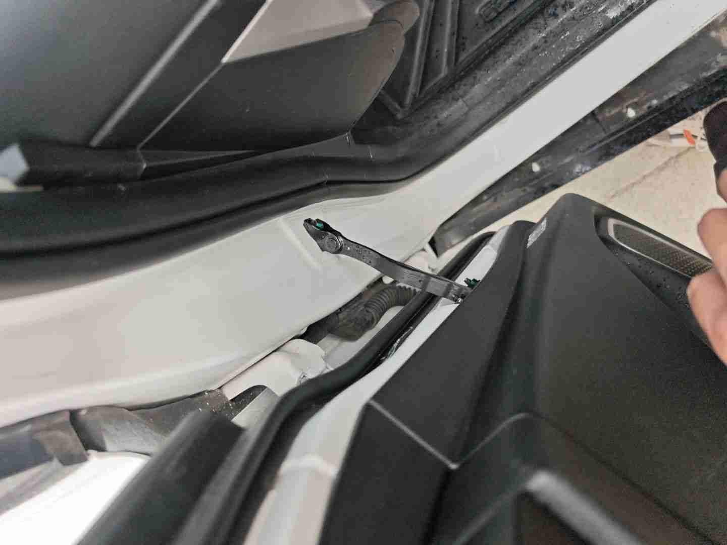左A柱内侧轻微变形修复痕迹实拍