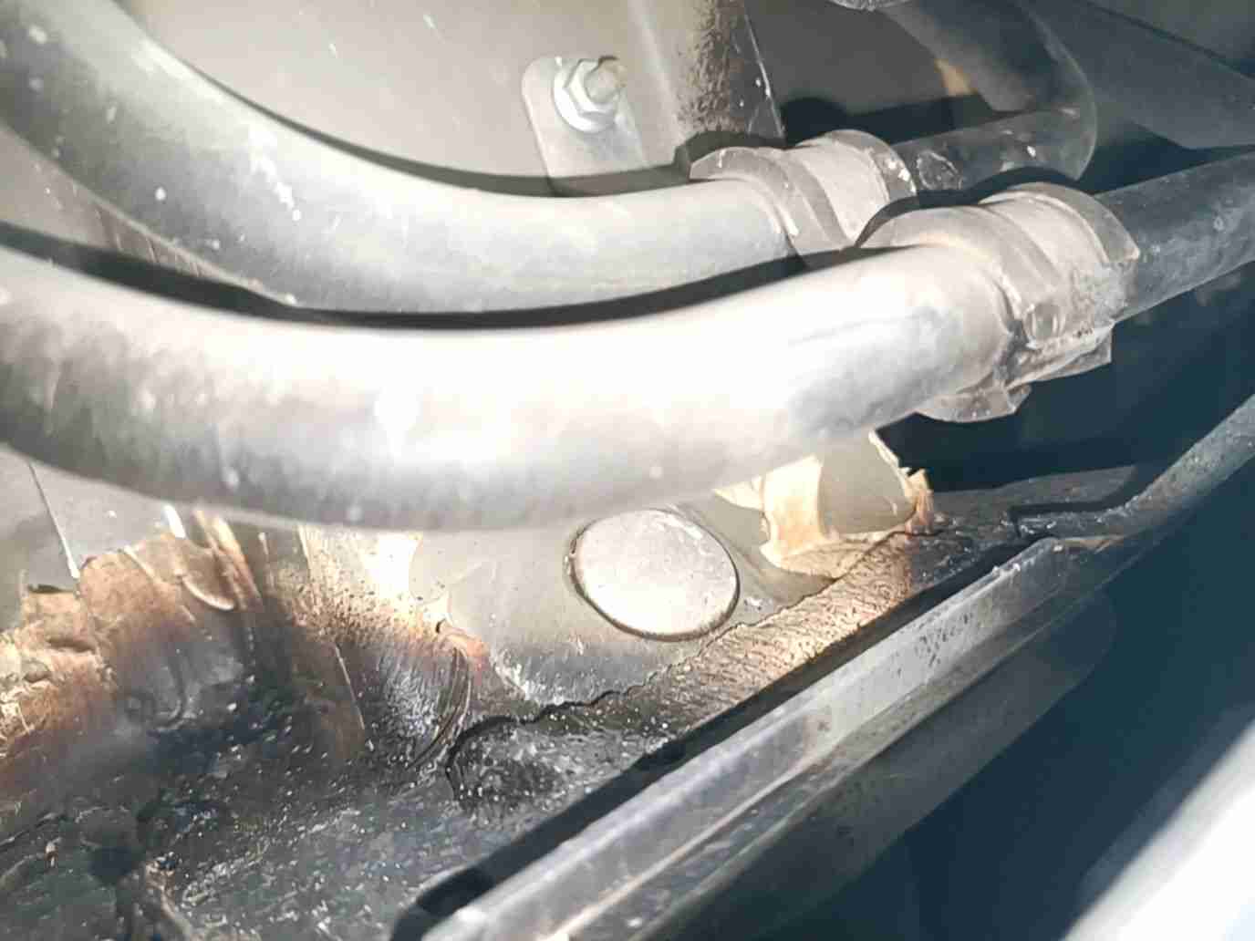 车辆左后纵梁钣金/焊接维修部位实拍