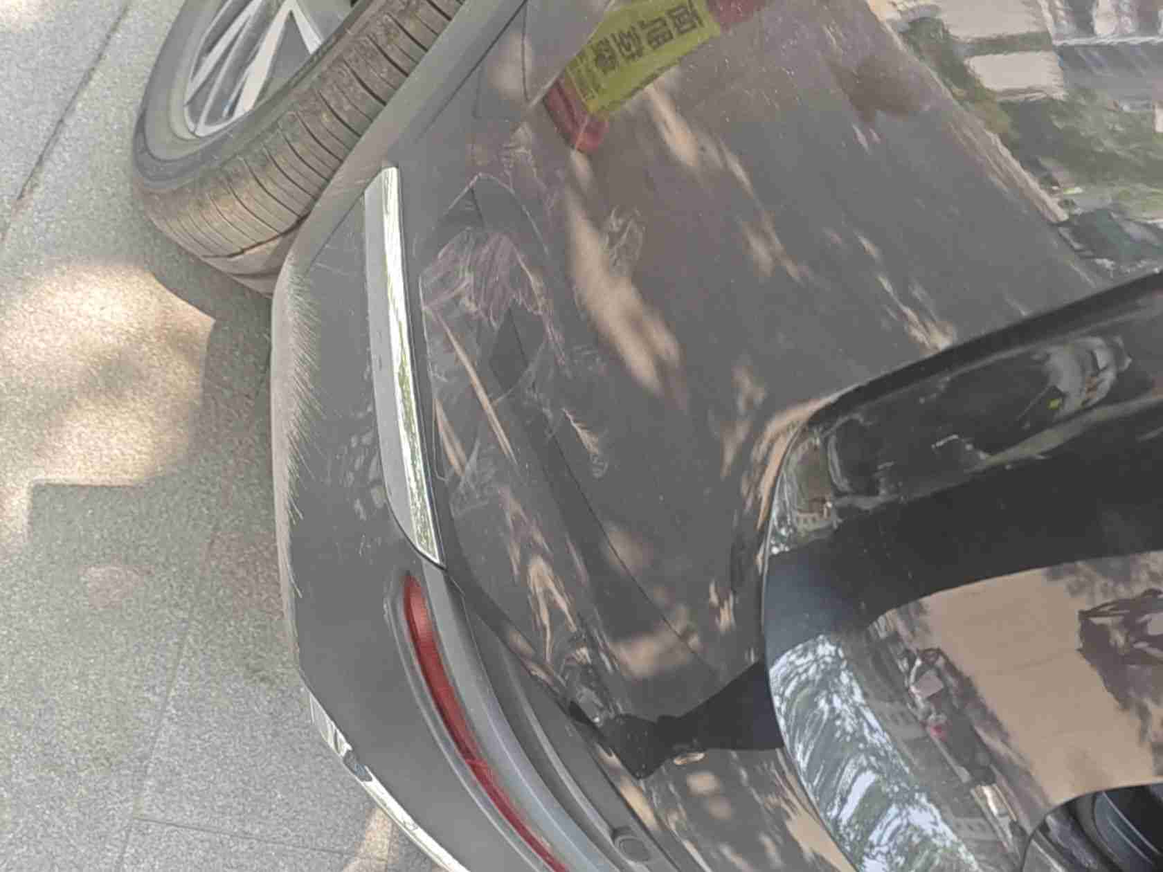 后保险杠漆面损伤实拍