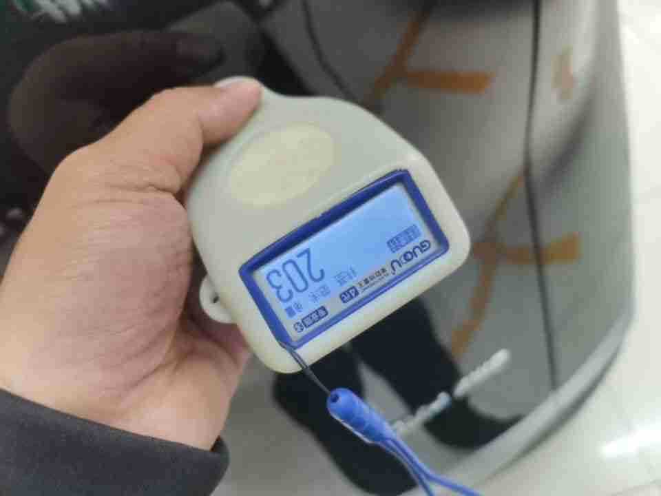 后备箱盖喷漆修复痕迹实拍