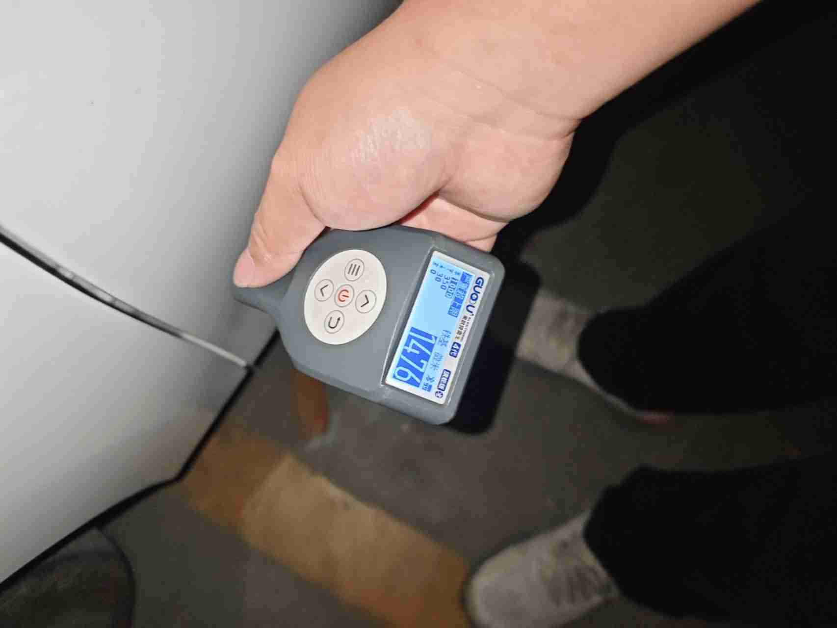 左前门钣金修复痕迹实拍