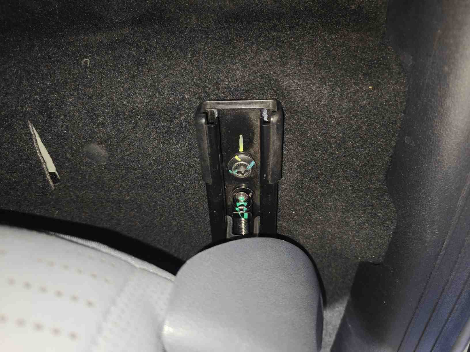 右前座椅滑轨拆卸痕迹实拍