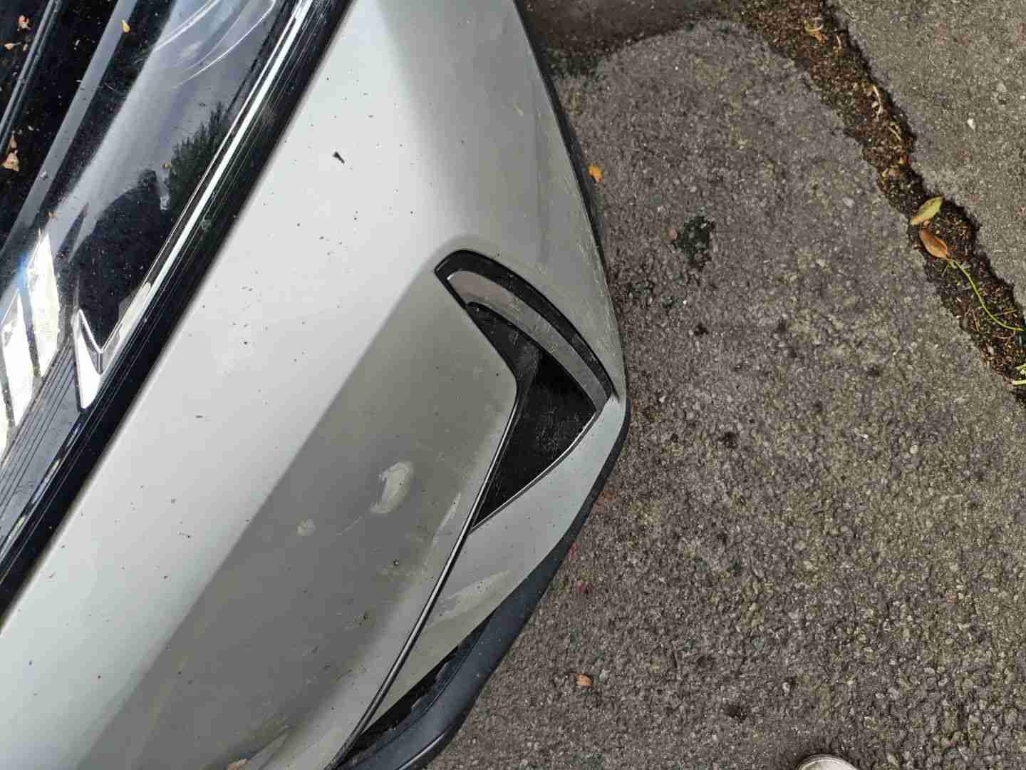 前保险杠拆卸痕迹实拍