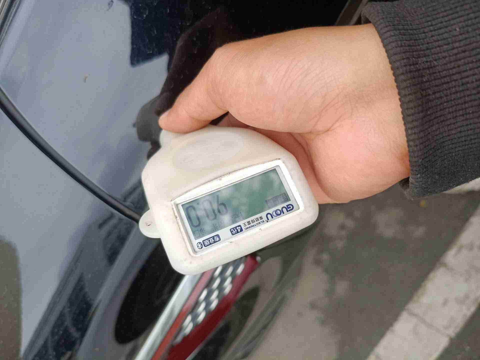 左侧前门喷漆修复痕迹实拍
