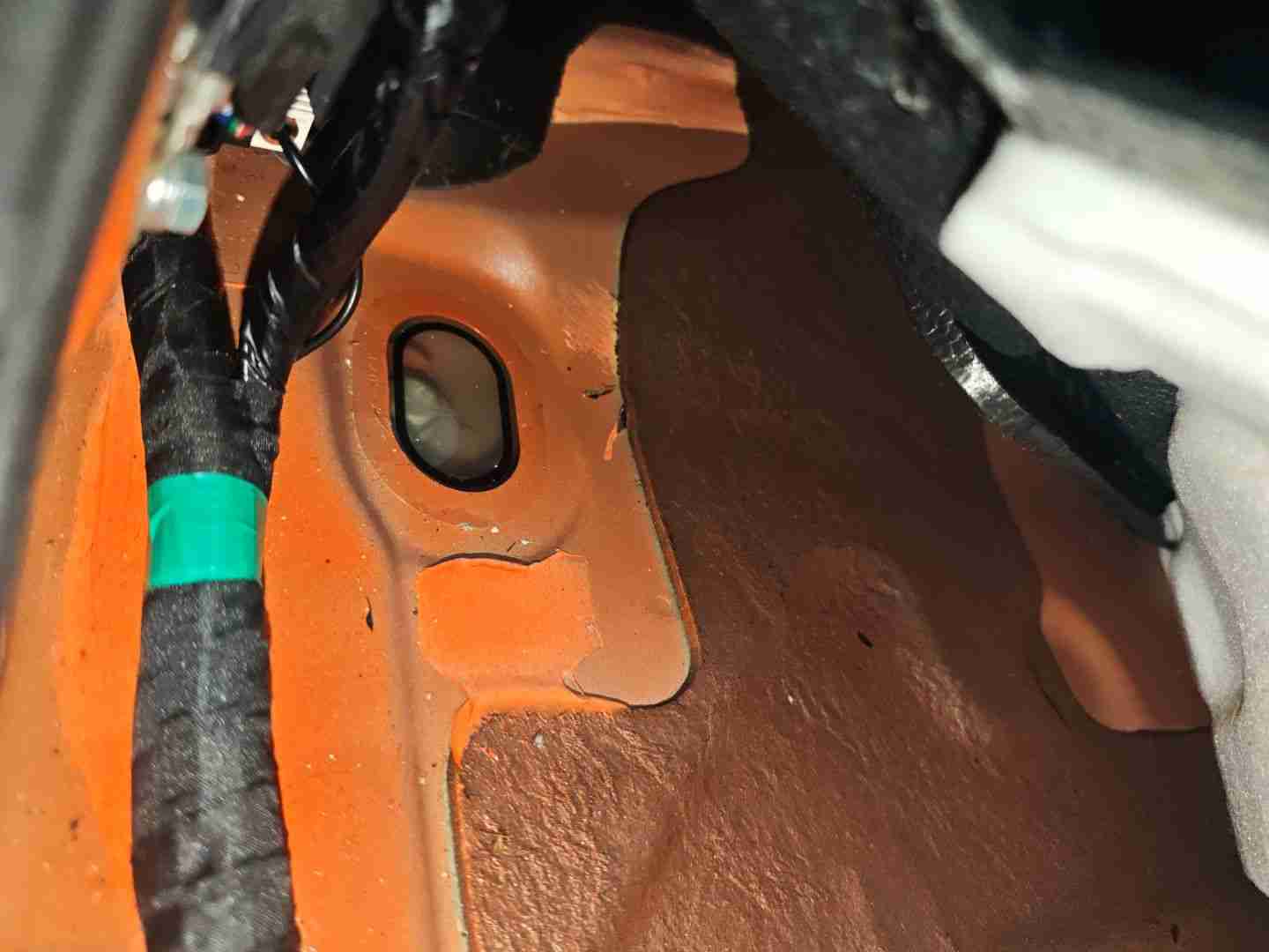 左侧门槛梁内侧浸水痕迹实拍