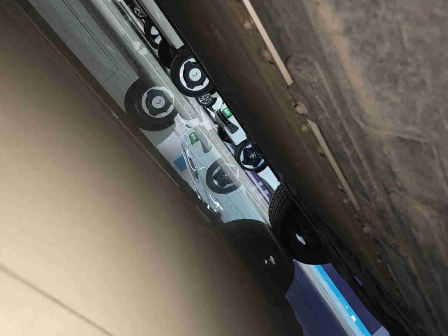 动力电池箱底护板剐蹭痕迹实拍