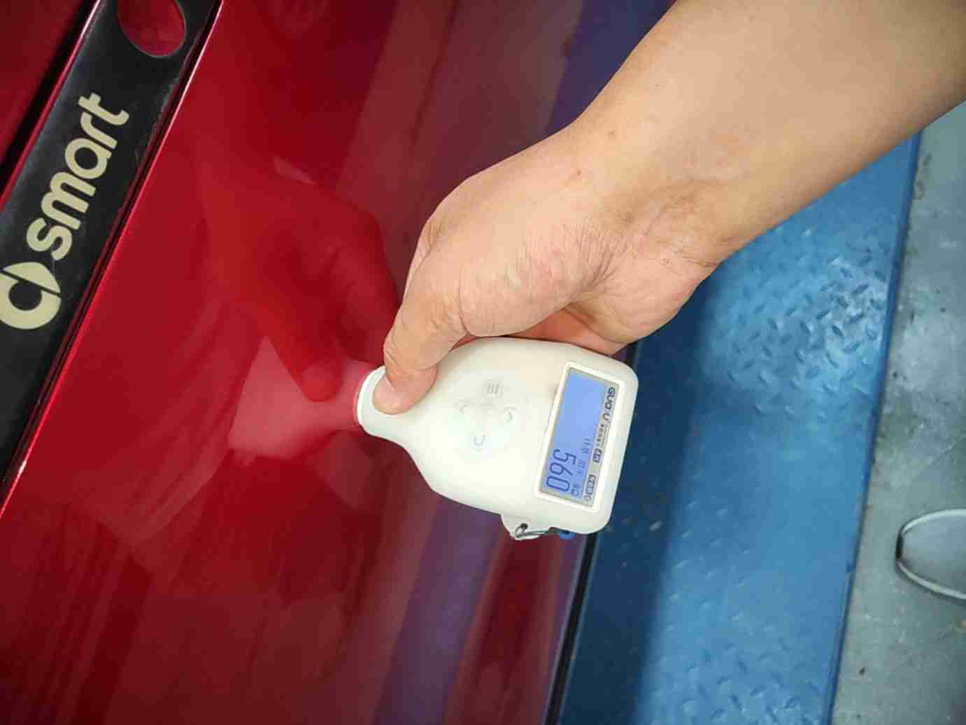 右侧前门钣金修复痕迹实拍