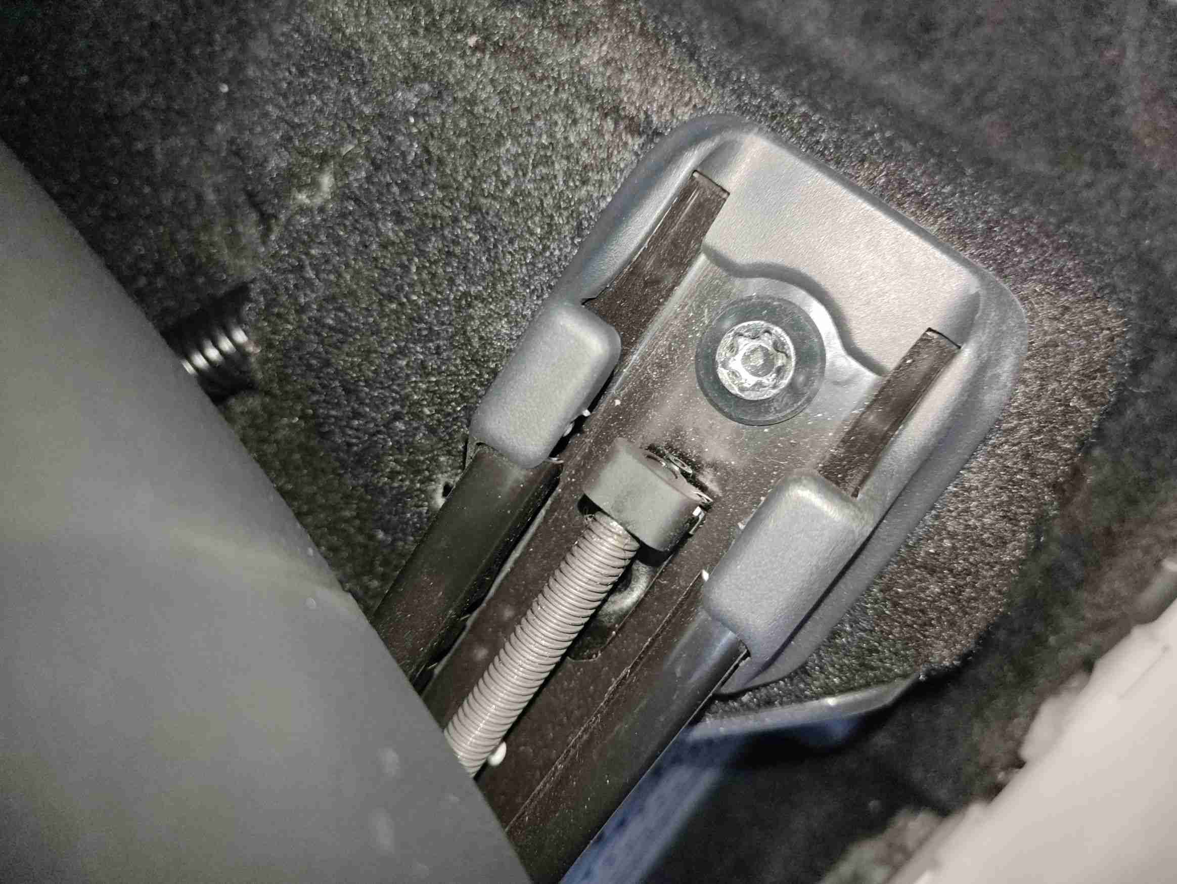 右前座椅滑轨拆卸痕迹实拍