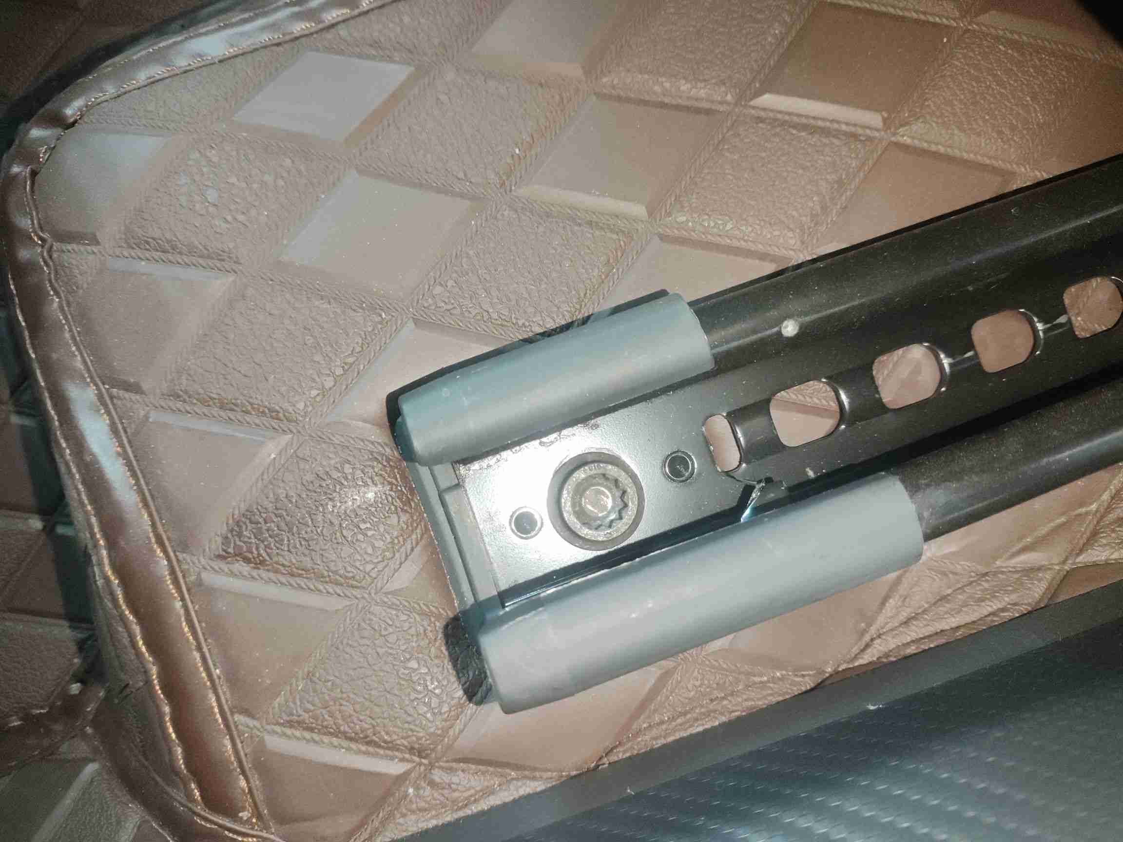 左前座椅滑轨及安装螺丝拆卸痕迹实拍