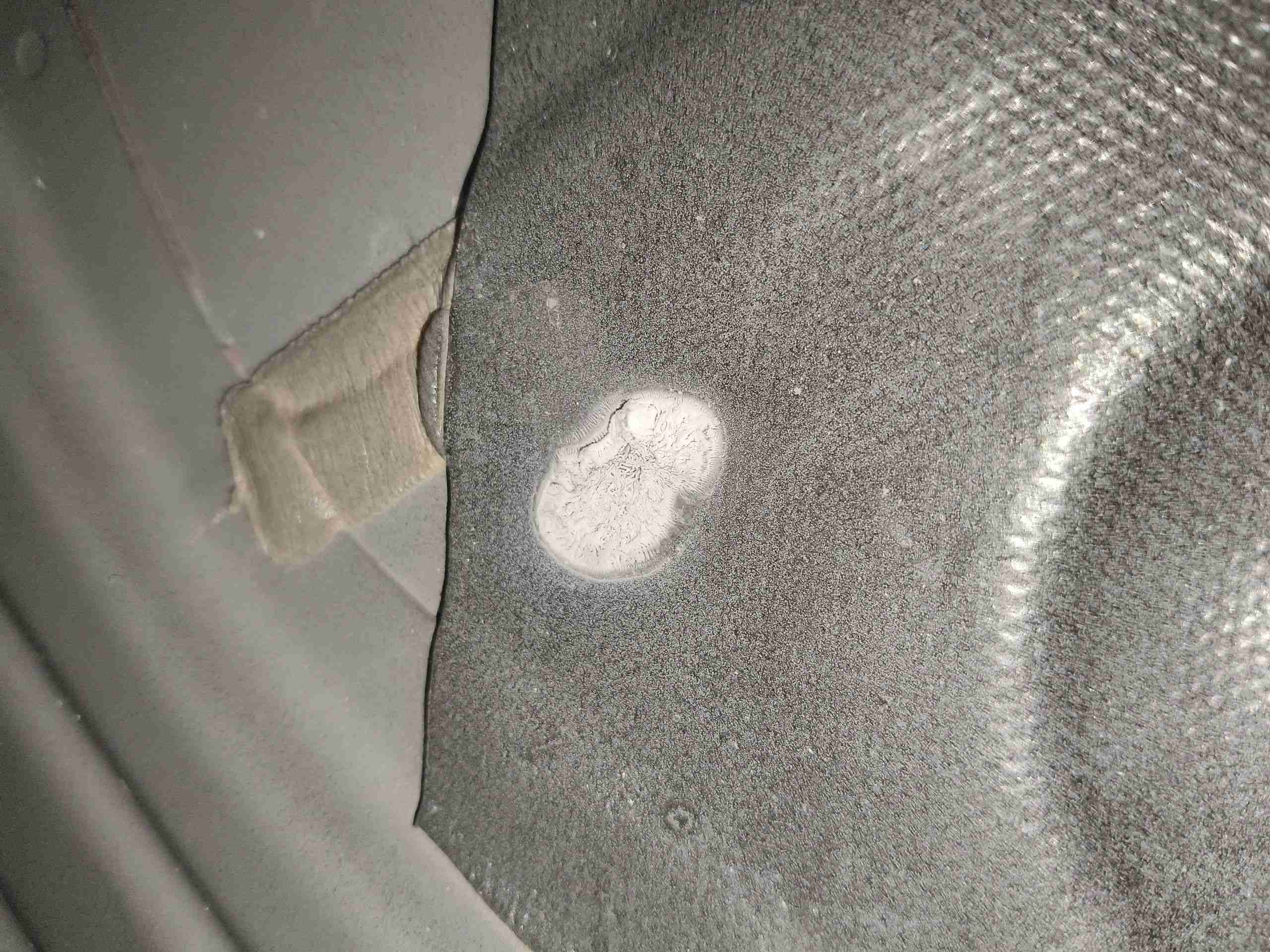 左前底板隔音胶处痕迹实拍