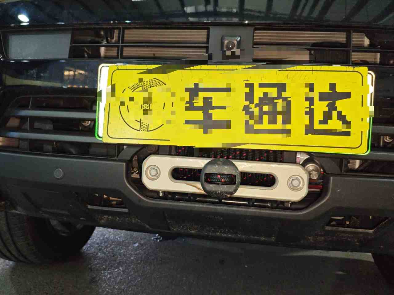 前保险杠处加装越野绞盘实拍