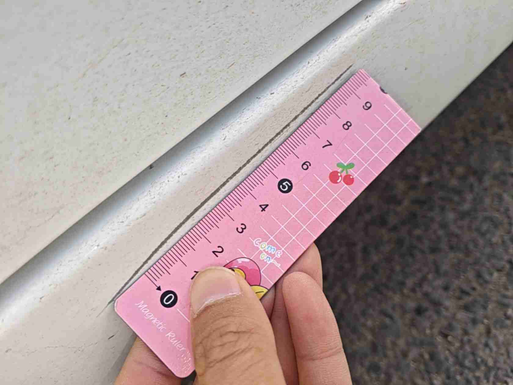 左侧底边梁漆面损伤实拍